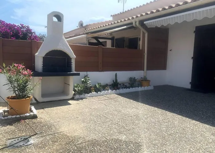 Maisonnette Chaleureuse Au Pied Du Port Лёкат